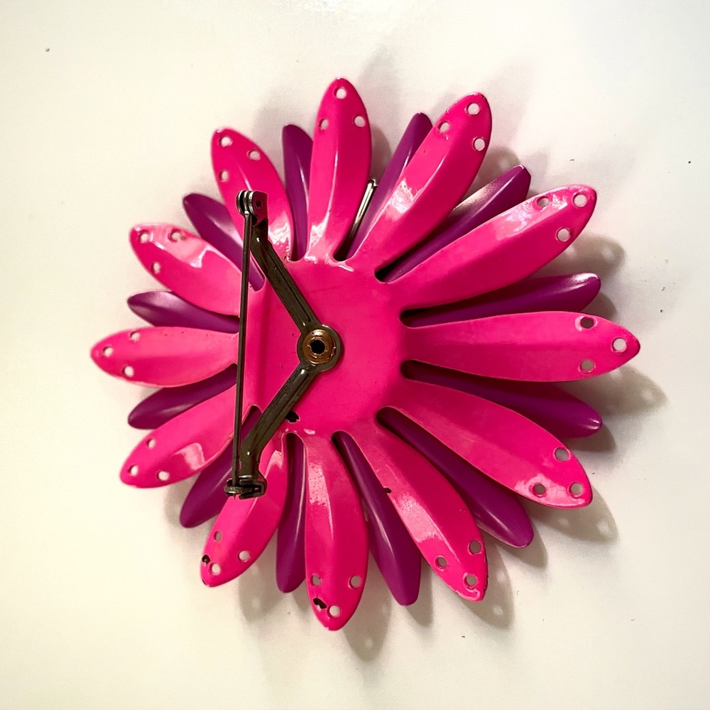 Vintage 60's Hot Pink & Purple Folded Pierced Petal Enamel Flower Pin Brooch - Picture 4 of 4